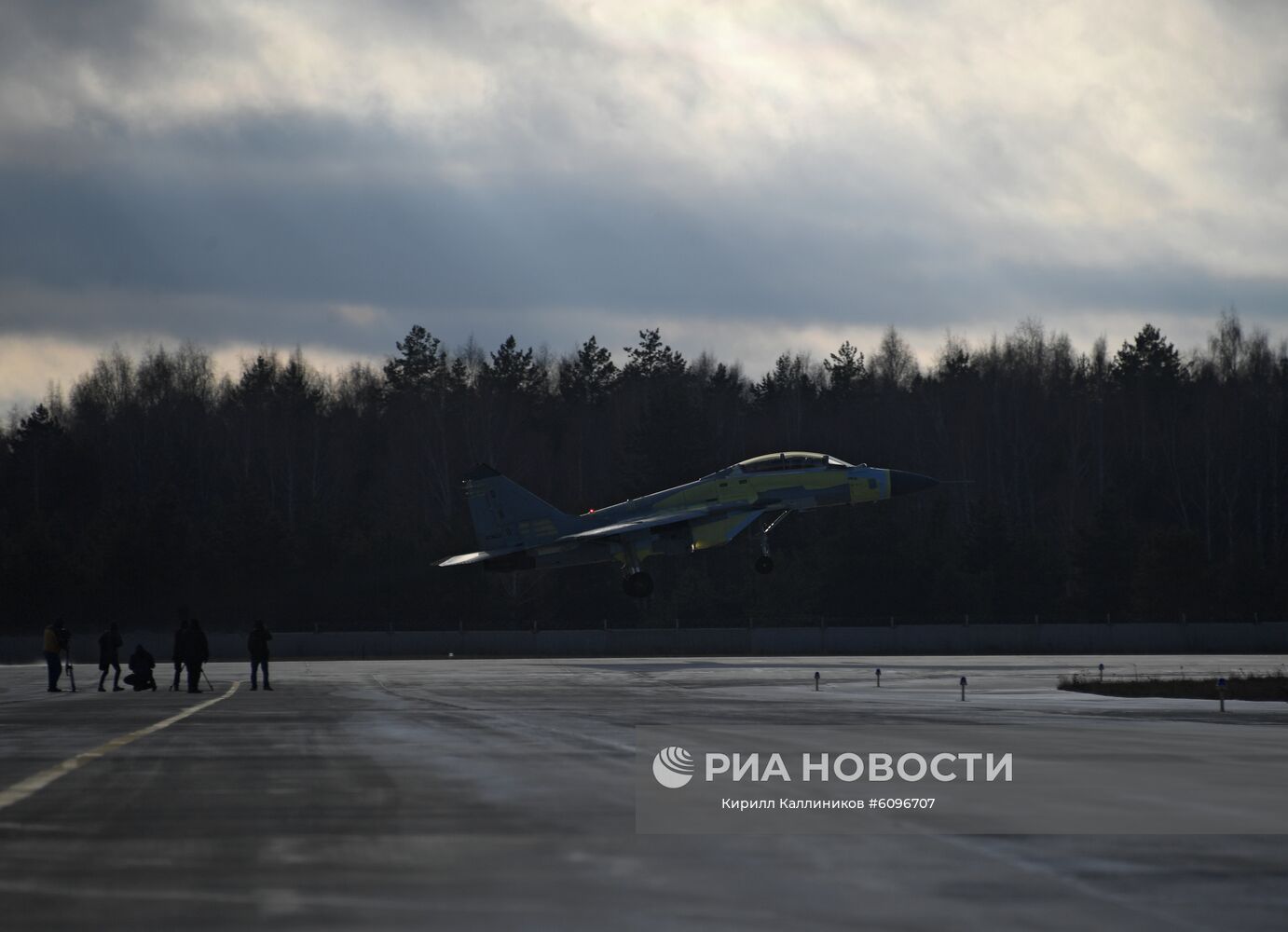 Многофункциональный фронтовой истребитель МиГ-35 на испытательном полигоне Луховицкого авиационного завода им. П.А. Воронина в Московской области. Место: Россия, Московская область. Автор: Кирилл Каллиников/РИА Новости. Производство самолетов "МиГ" на Луховицком авиационном заводе