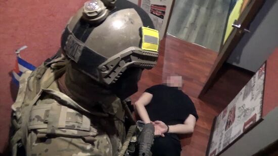 ФСБ России пресекла деятельность контрабанды оружия и наркотических средств