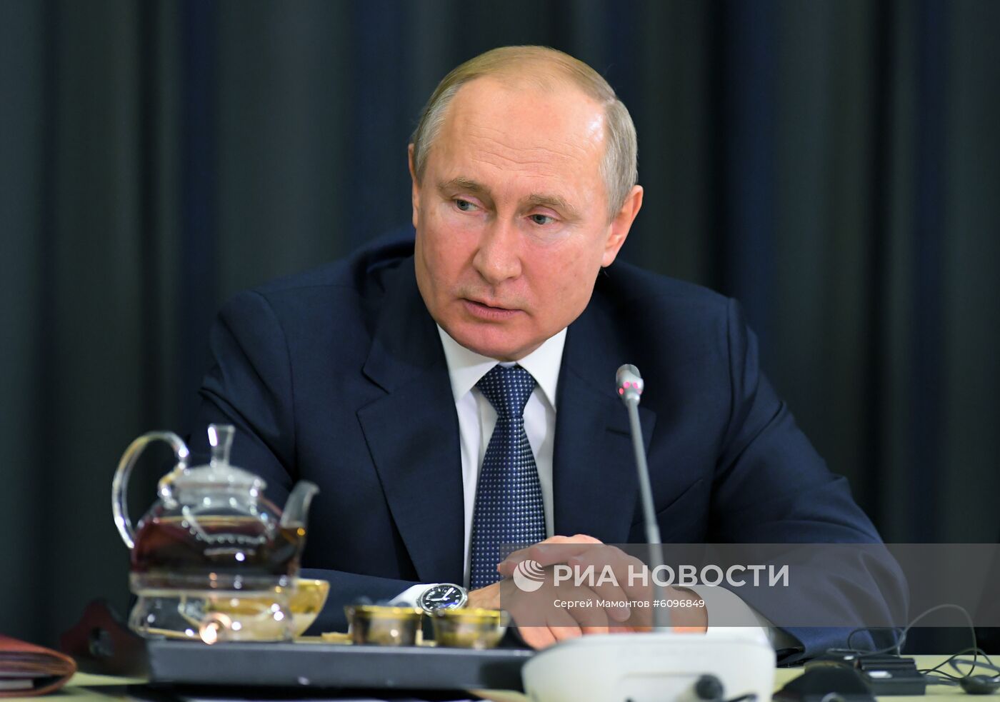 Президент РФ В. Путин провел встречу с представителями деловых кругов Германии