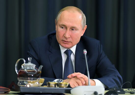 Президент РФ В. Путин провел встречу с представителями деловых кругов Германии