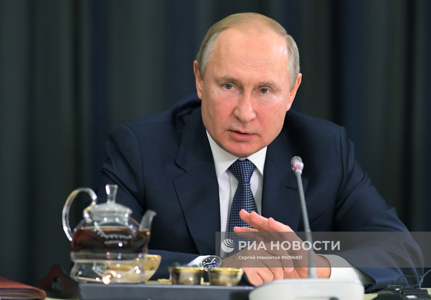 Президент РФ В. Путин провел встречу с представителями деловых кругов Германии