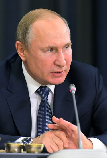 Президент РФ В. Путин провел встречу с представителями деловых кругов Германии