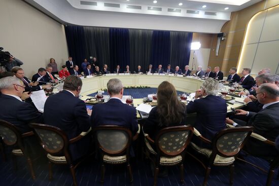 Президент РФ В. Путин провел встречу с представителями деловых кругов Германии