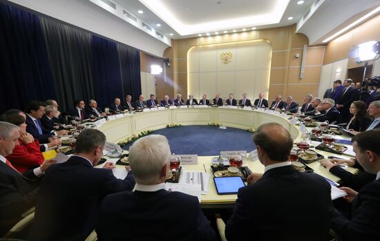 Президент РФ В. Путин провел встречу с представителями деловых кругов Германии