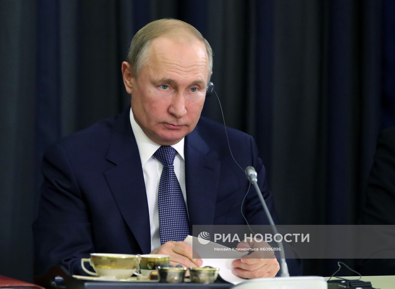 Президент РФ В. Путин провел встречу с представителями деловых кругов Германии