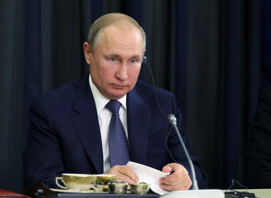 Президент РФ В. Путин провел встречу с представителями деловых кругов Германии