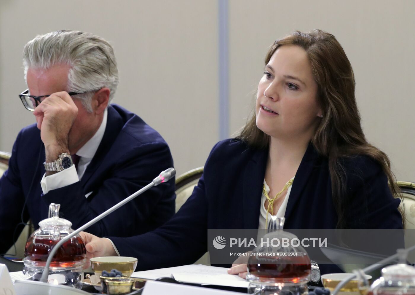 Президент РФ В. Путин провел встречу с представителями деловых кругов Германии