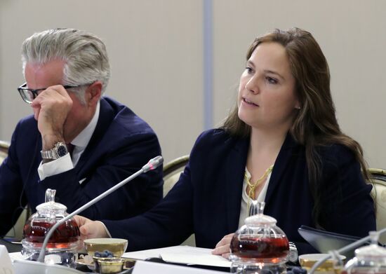 Президент РФ В. Путин провел встречу с представителями деловых кругов Германии