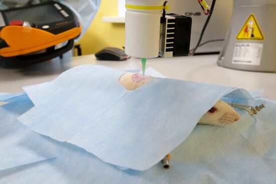 Эксперимент по биопечати кожных тканей с помощью робота-манипулятора