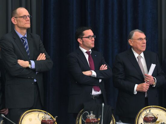 Президент РФ В. Путин провел встречу с представителями деловых кругов Германии