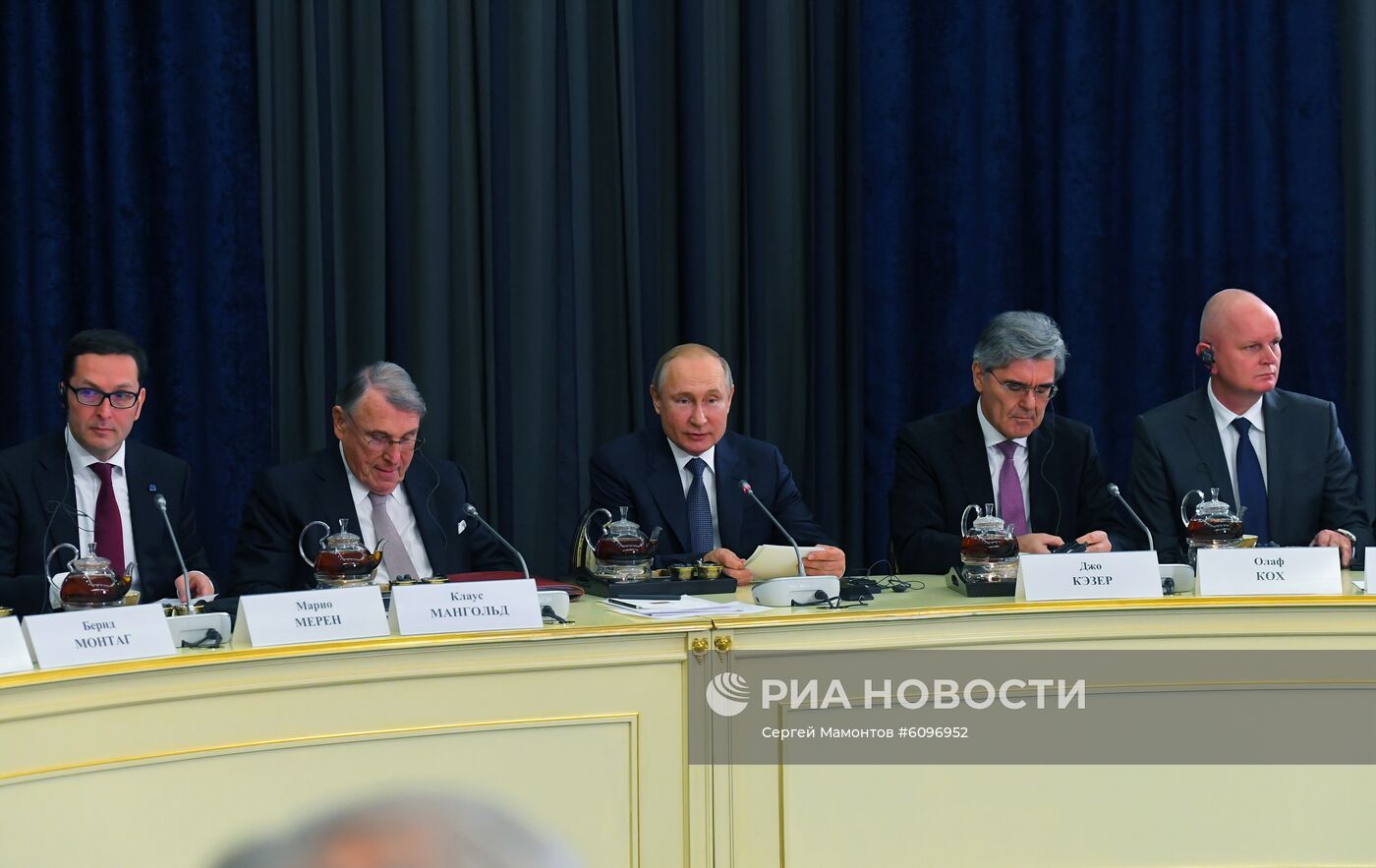 Президент РФ В. Путин провел встречу с представителями деловых кругов Германии