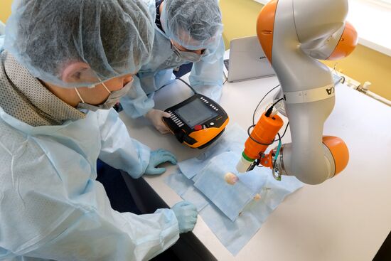 Эксперимент по биопечати кожных тканей с помощью робота-манипулятора