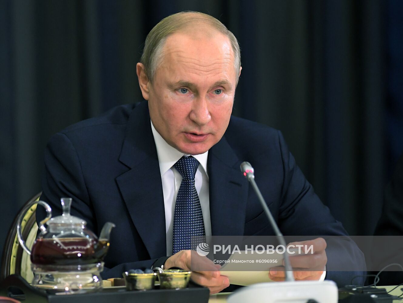 Президент РФ В. Путин провел встречу с представителями деловых кругов Германии