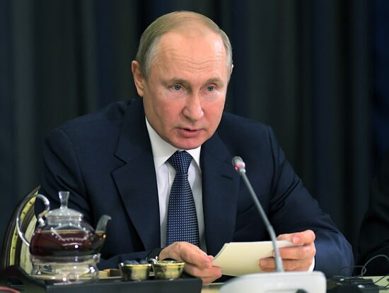 Президент РФ В. Путин провел встречу с представителями деловых кругов Германии