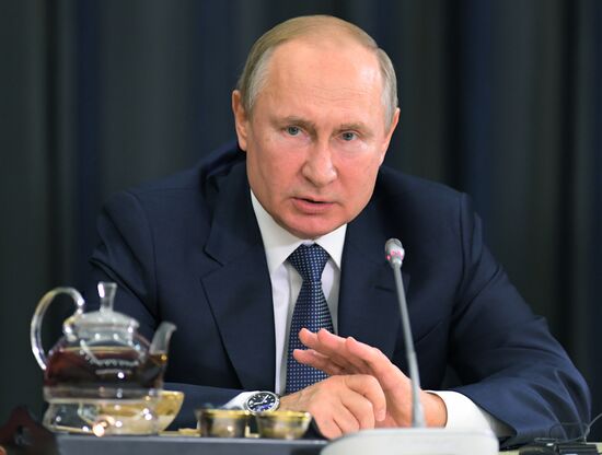 Президент РФ В. Путин провел встречу с представителями деловых кругов Германии