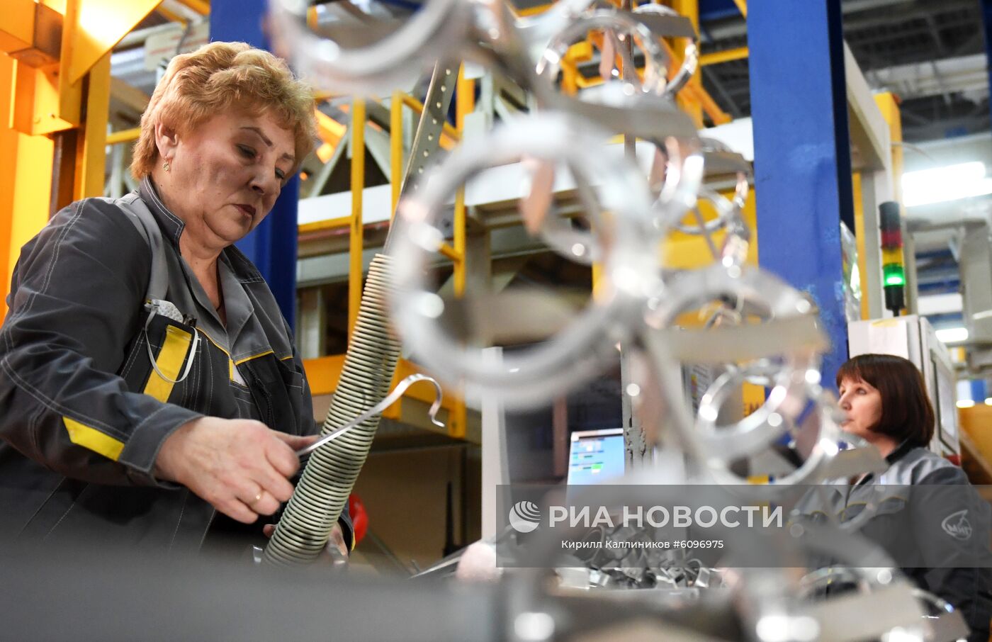 Сотрудники Луховицкого авиационного завода им. П. А. Воронина в монтажном цехе. Место: Россия, Московская область. Автор: Кирилл Каллиников/РИА Новости. Производство самолетов "МиГ" на Луховицком авиационном заводе