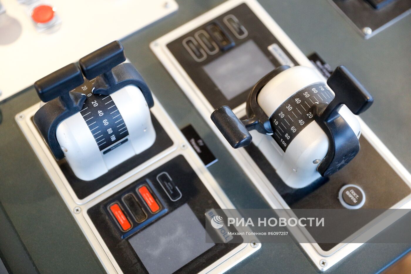 Поднятие флага на траулере "Командор"