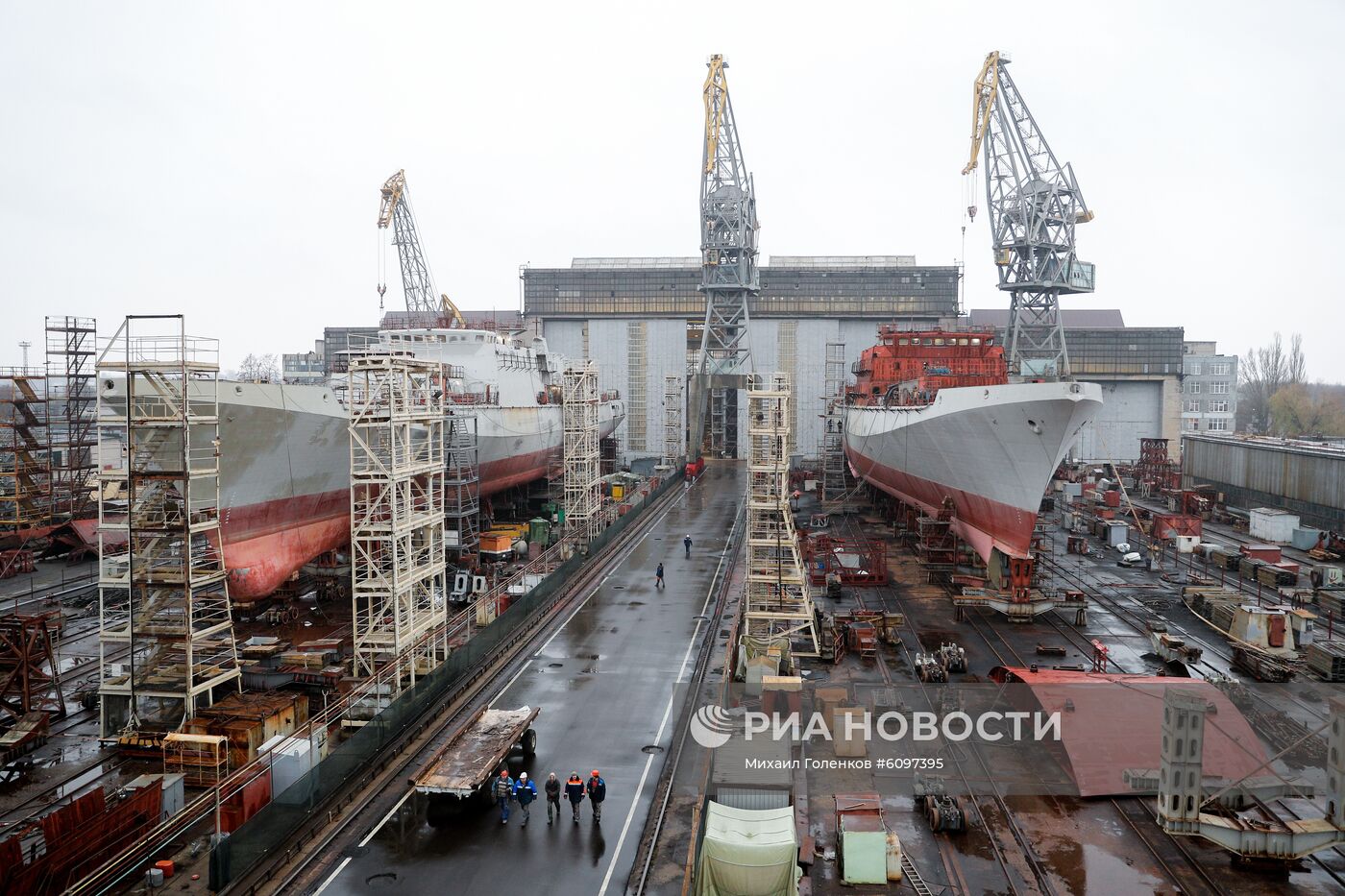 Поднятие флага на траулере "Командор"