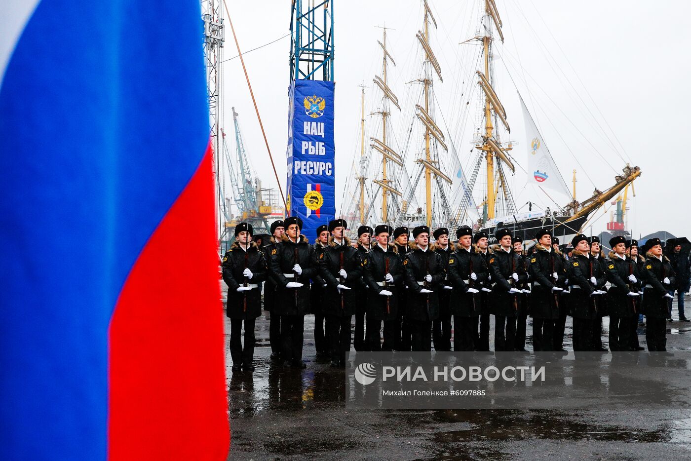 Проводы парусников "Крузенштерн" и "Седов" в кругосветное плавание