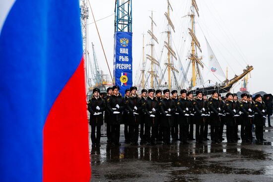 Проводы парусников "Крузенштерн" и "Седов" в кругосветное плавание