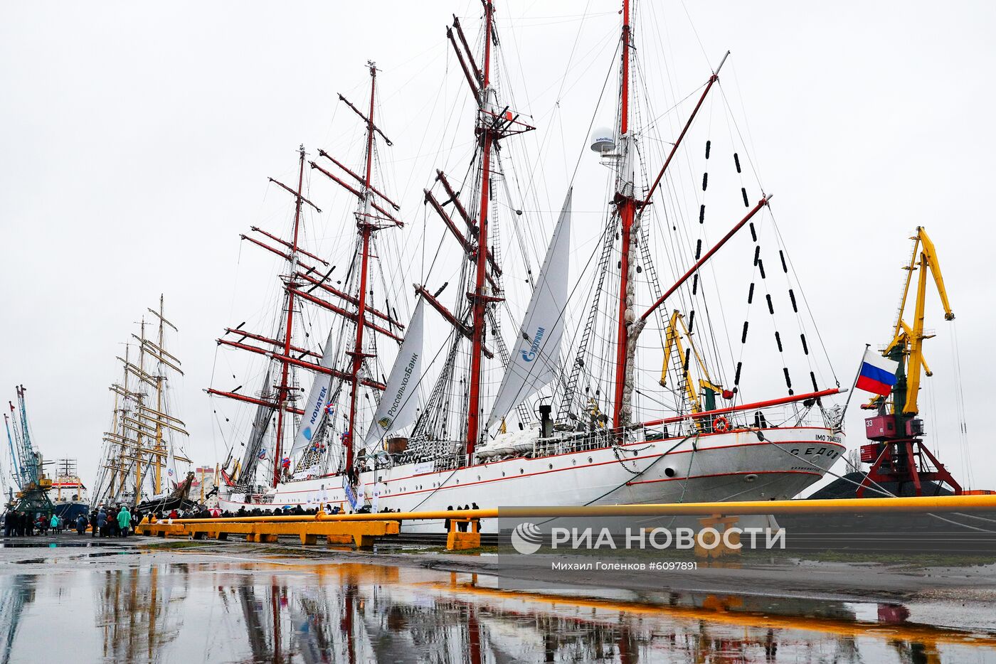 Проводы парусников "Крузенштерн" и "Седов" в кругосветное плавание