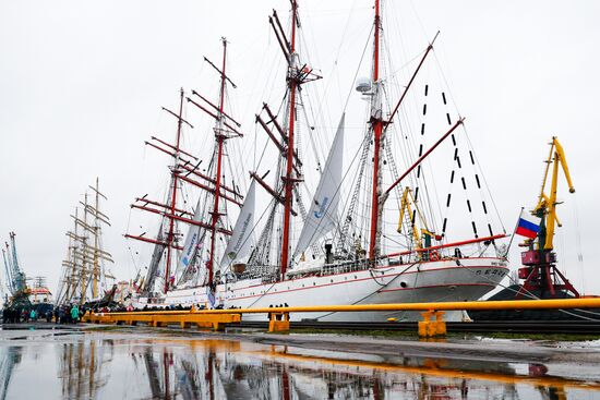 Проводы парусников "Крузенштерн" и "Седов" в кругосветное плавание