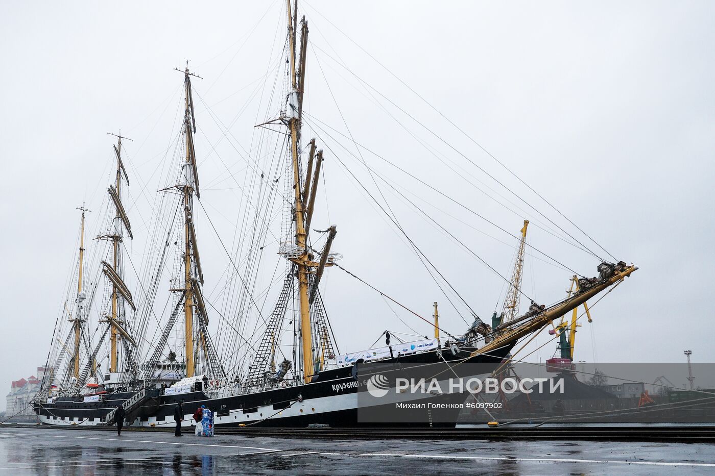 Проводы парусников "Крузенштерн" и "Седов" в кругосветное плавание