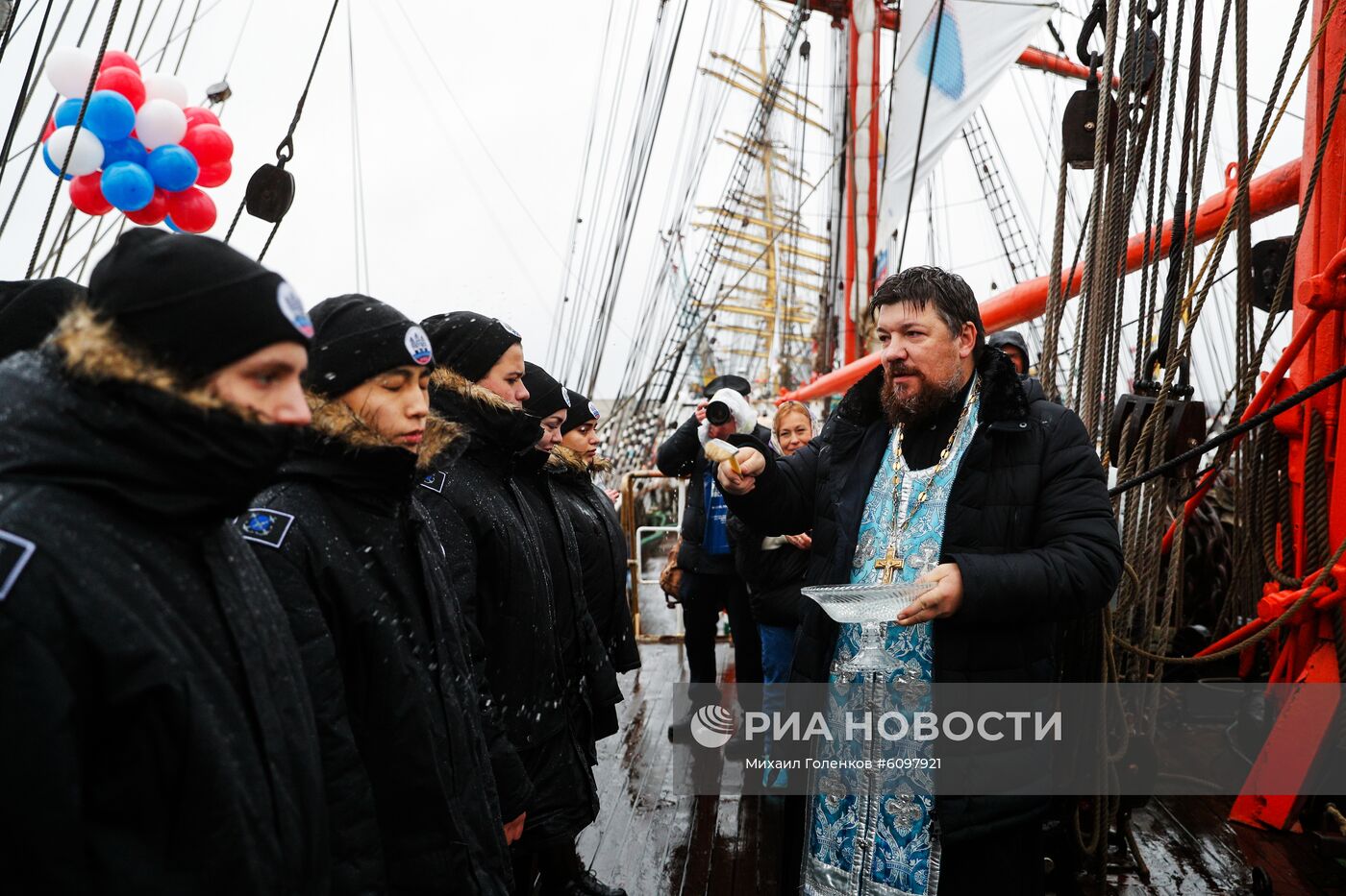 Проводы парусников "Крузенштерн" и "Седов" в кругосветное плавание