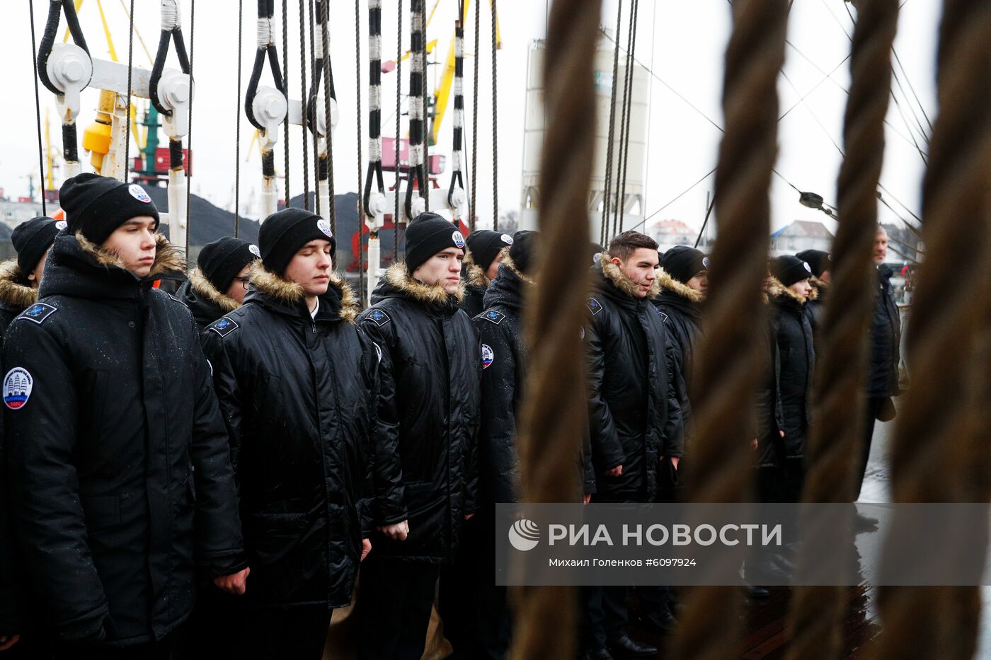 Проводы парусников "Крузенштерн" и "Седов" в кругосветное плавание