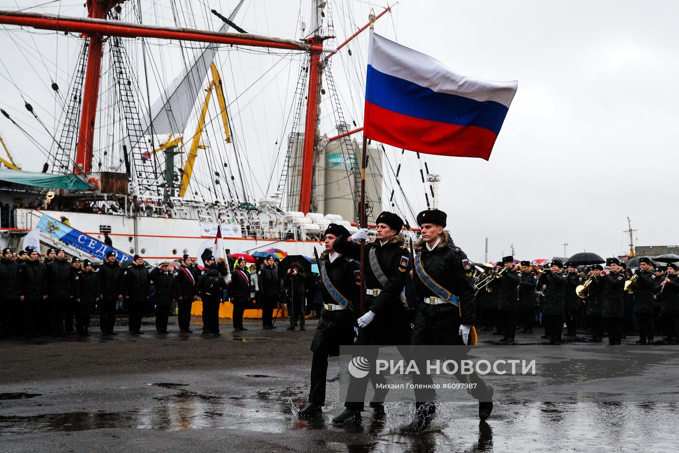 Проводы парусников "Крузенштерн" и "Седов" в кругосветное плавание