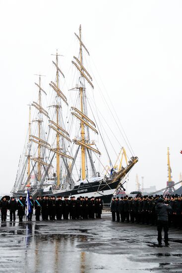 Проводы парусников "Крузенштерн" и "Седов" в кругосветное плавание
