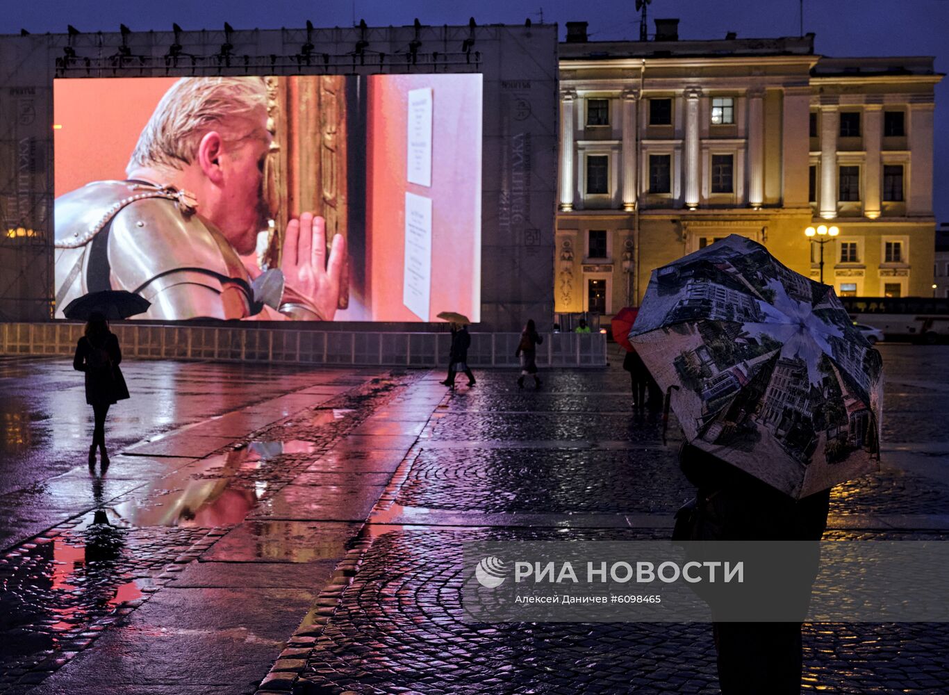 Видео-перформанс "Любовь - высшая сила" Яна Фабра на Дворцовой площади