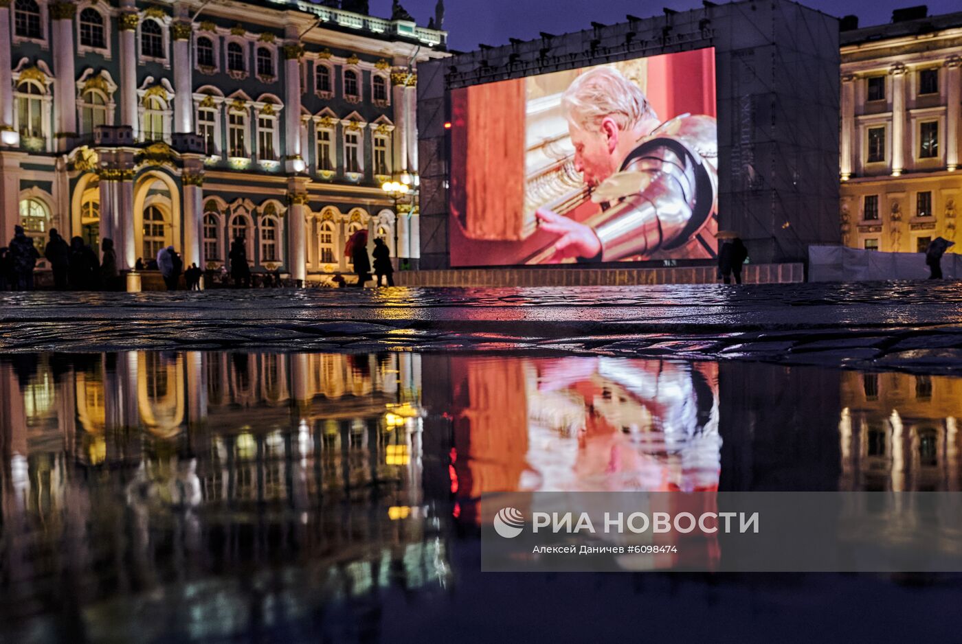 Видео-перформанс "Любовь - высшая сила" Яна Фабра на Дворцовой площади