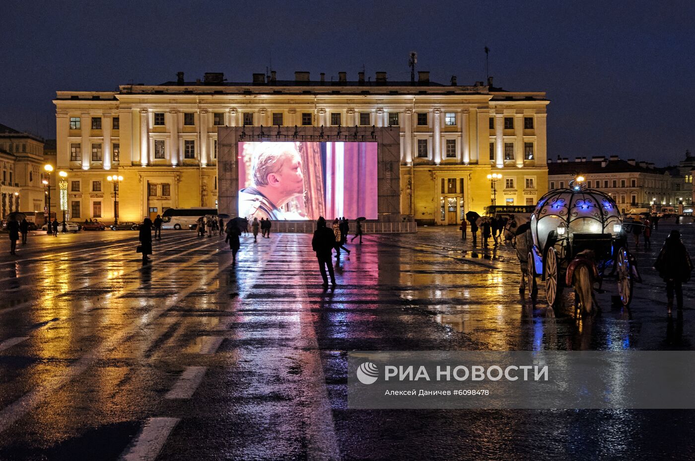 Видео-перформанс "Любовь - высшая сила" Яна Фабра на Дворцовой площади