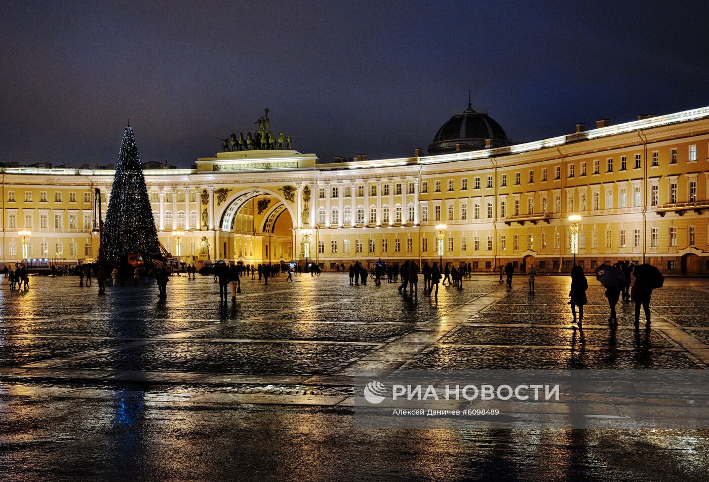 Установка главной новогодней ёлки на Дворцовой площади в Санкт-Петербурге