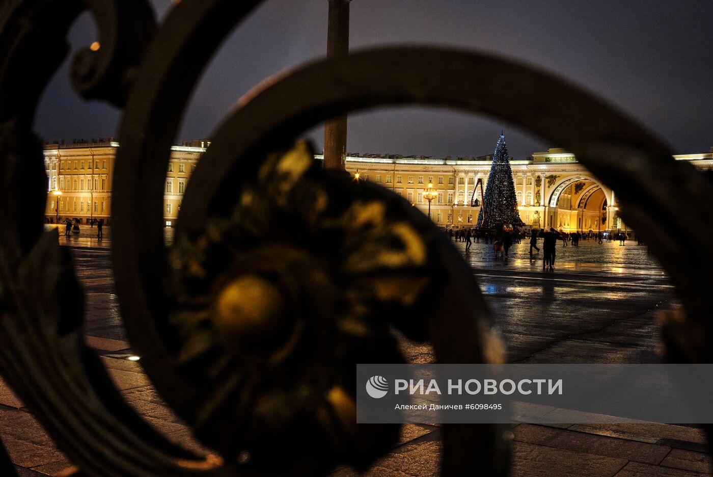 Установка главной новогодней ёлки на Дворцовой площади в Санкт-Петербурге