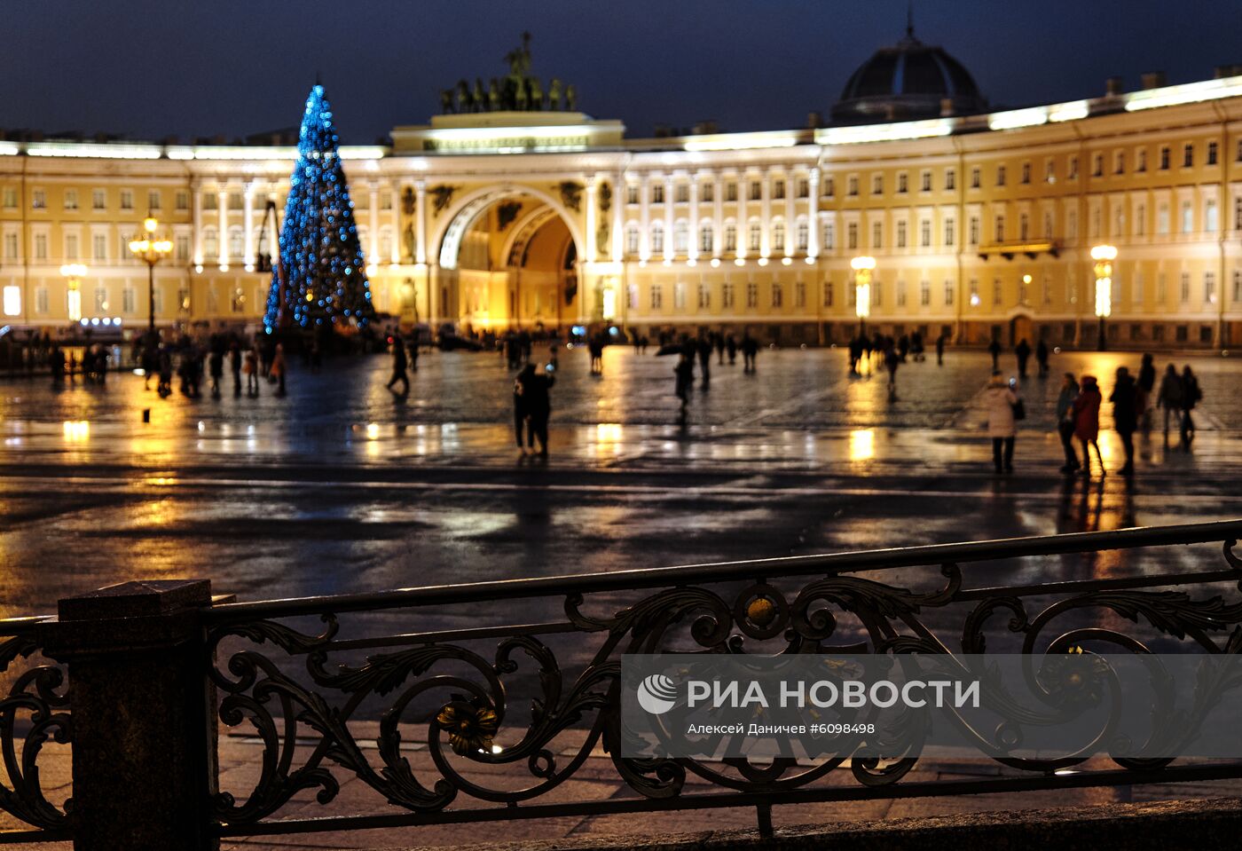 Установка главной новогодней ёлки на Дворцовой площади в Санкт-Петербурге