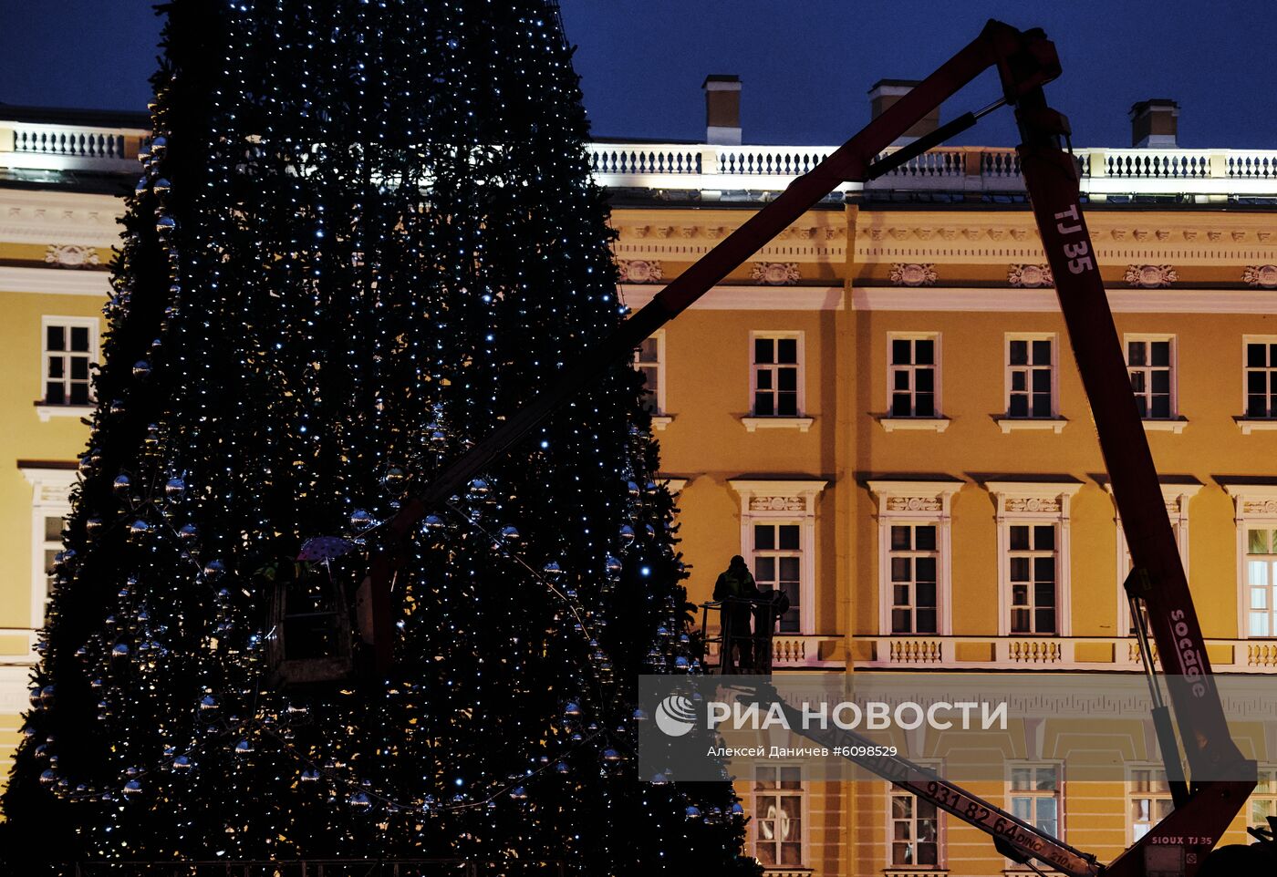 Установка главной новогодней ёлки на Дворцовой площади в Санкт-Петербурге