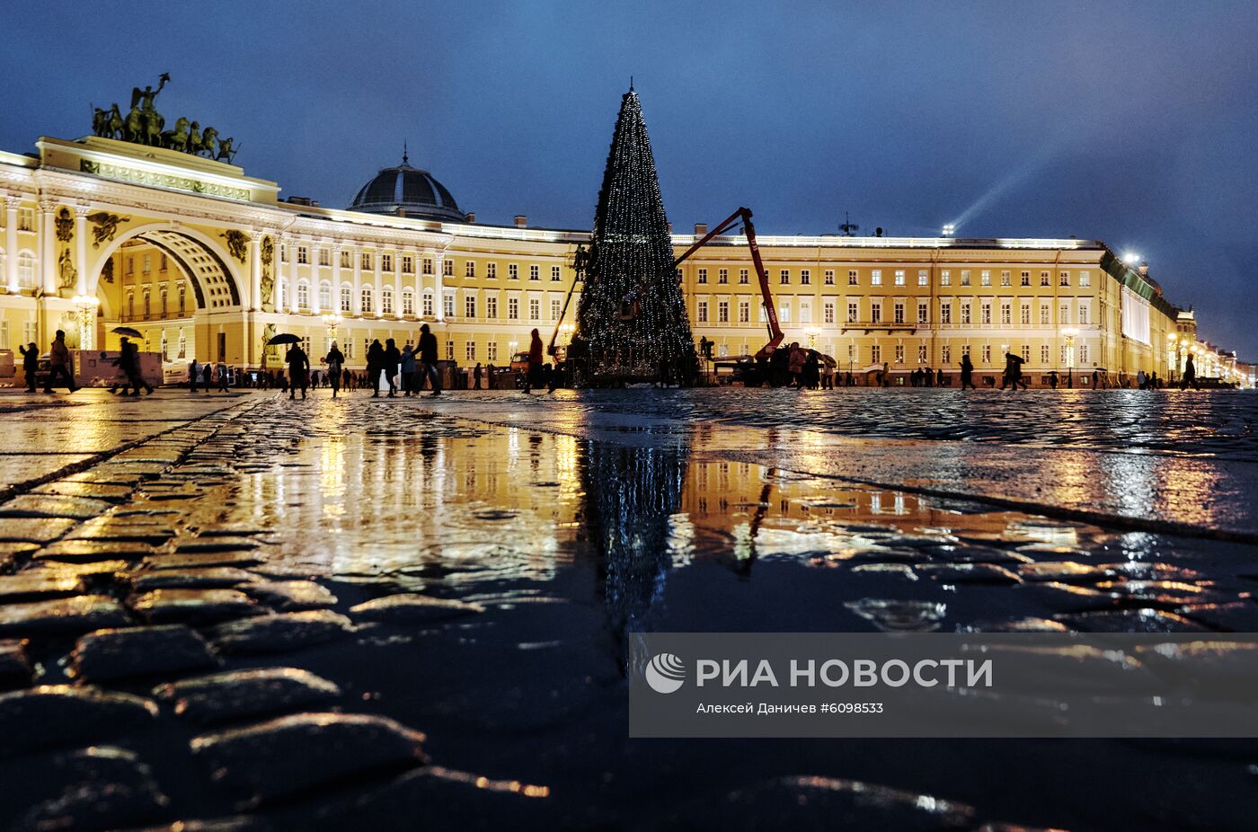 Установка главной новогодней ёлки на Дворцовой площади в Санкт-Петербурге