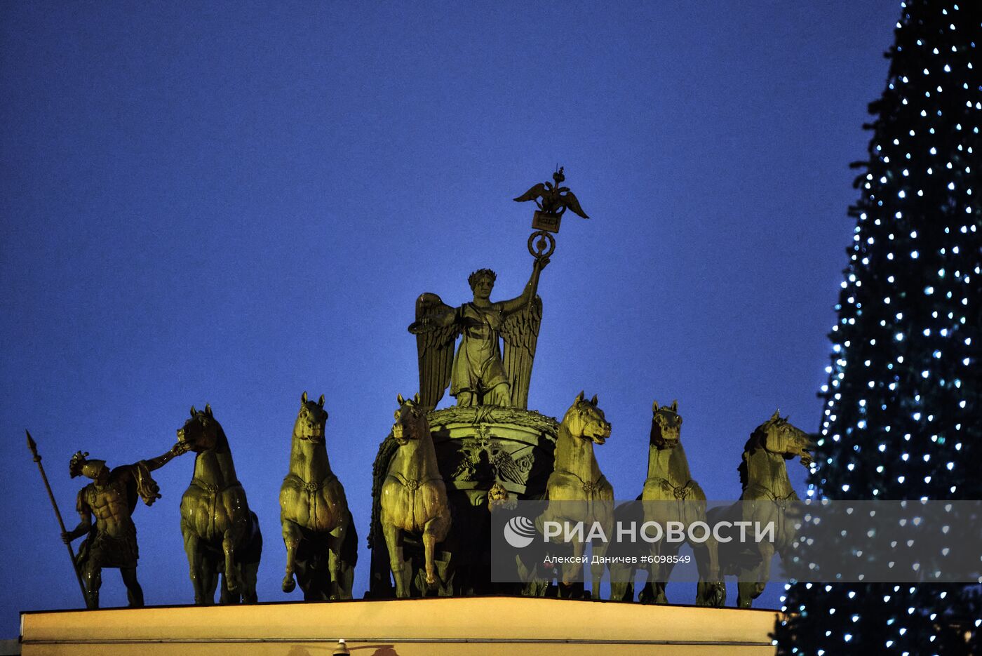 Установка главной новогодней ёлки на Дворцовой площади в Санкт-Петербурге