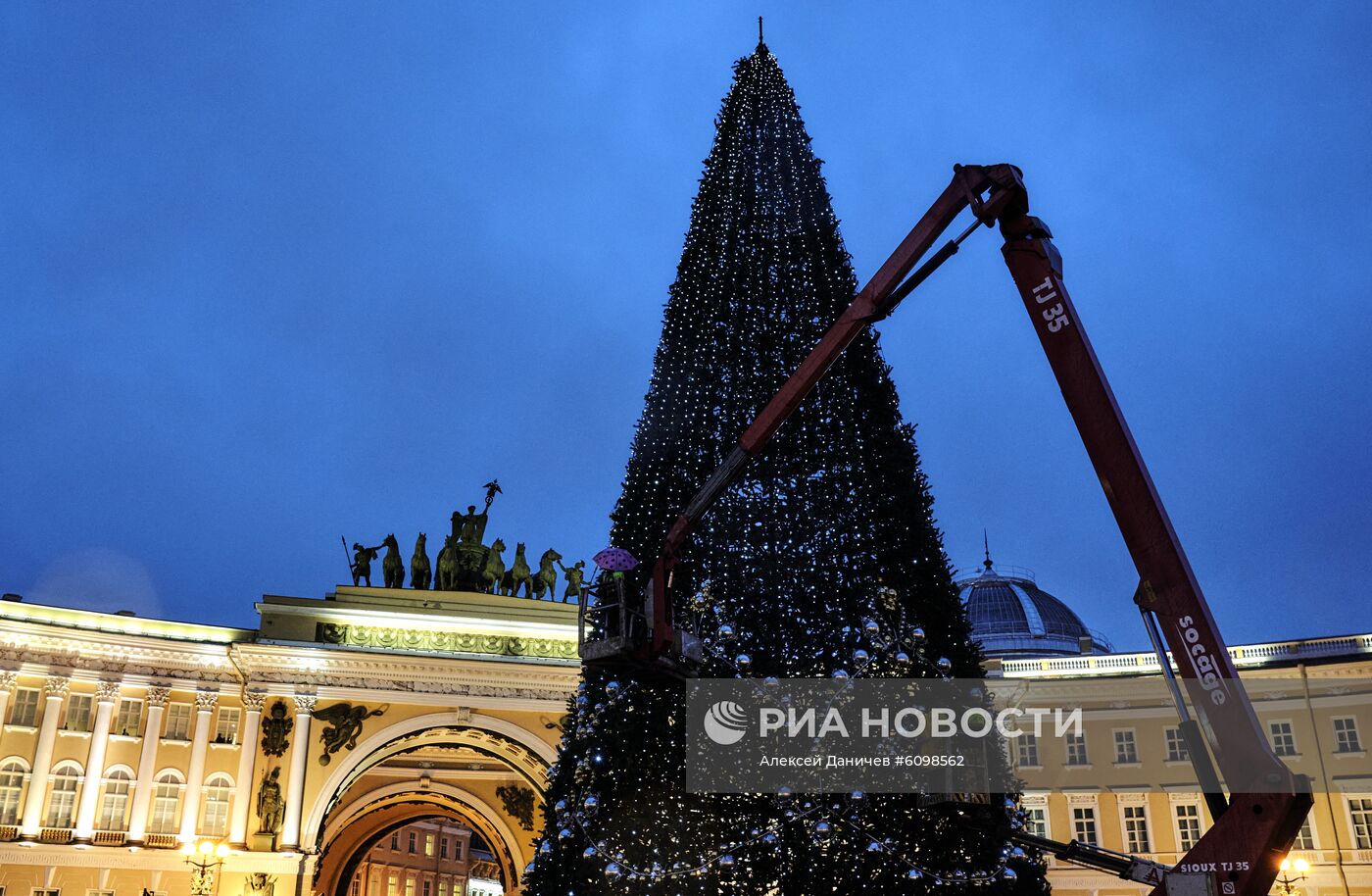 Установка главной новогодней ёлки на Дворцовой площади в Санкт-Петербурге