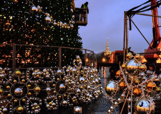 Установка главной новогодней ёлки на Дворцовой площади в Санкт-Петербурге