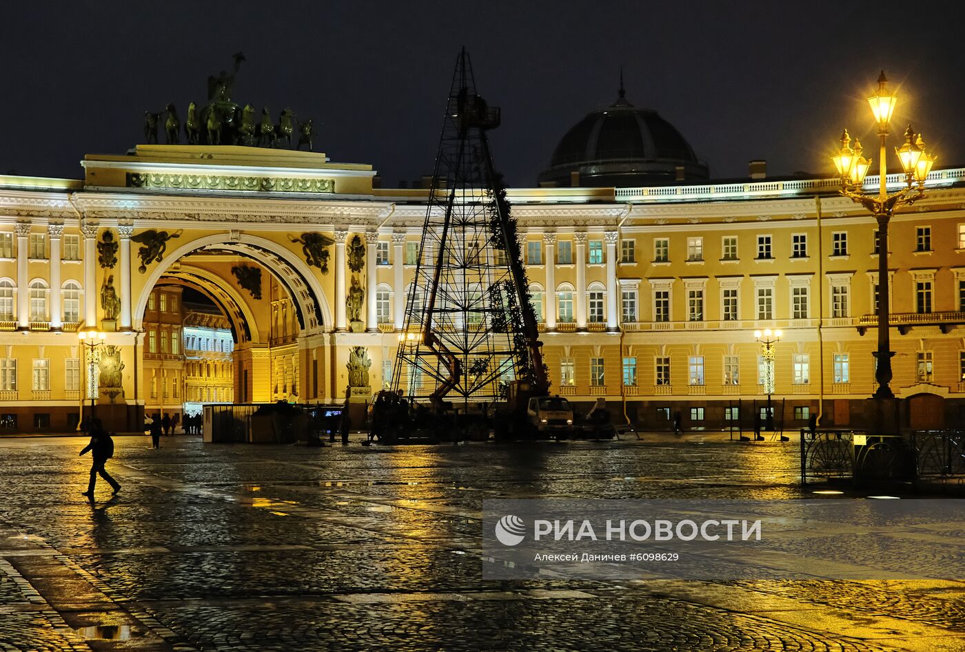 Установка главной новогодней ёлки на Дворцовой площади в Санкт-Петербурге