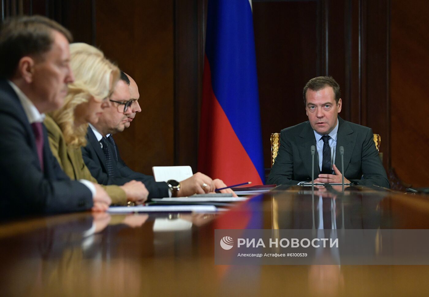 Премьер-министр РФ Д. Медведев провел совещание с вице-премьерами РФ