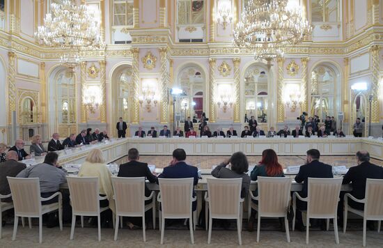 Президент РФ В. Путин провел заседание Совета по развитию гражданского общества и правам человека