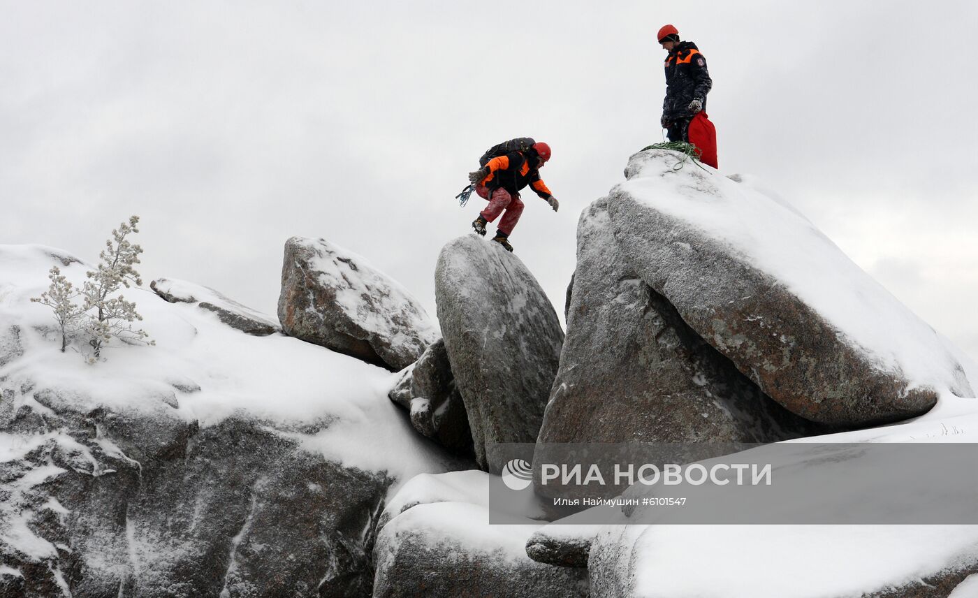 Члены поисково-спасательного отряда КГКУ "Спасатель" Дмитрий Иванов (справа) и Михаил Морин участвуют в заключительной скальной тренировке года на сиенитовой скале "Четвертый Столб" в национальном парке "Столбы" в Красноярском крае. Место: Россия, Красноярск. Автор: Илья Наймушин/РИА Новости. Работа отряда "Спасатель" в Красноярске