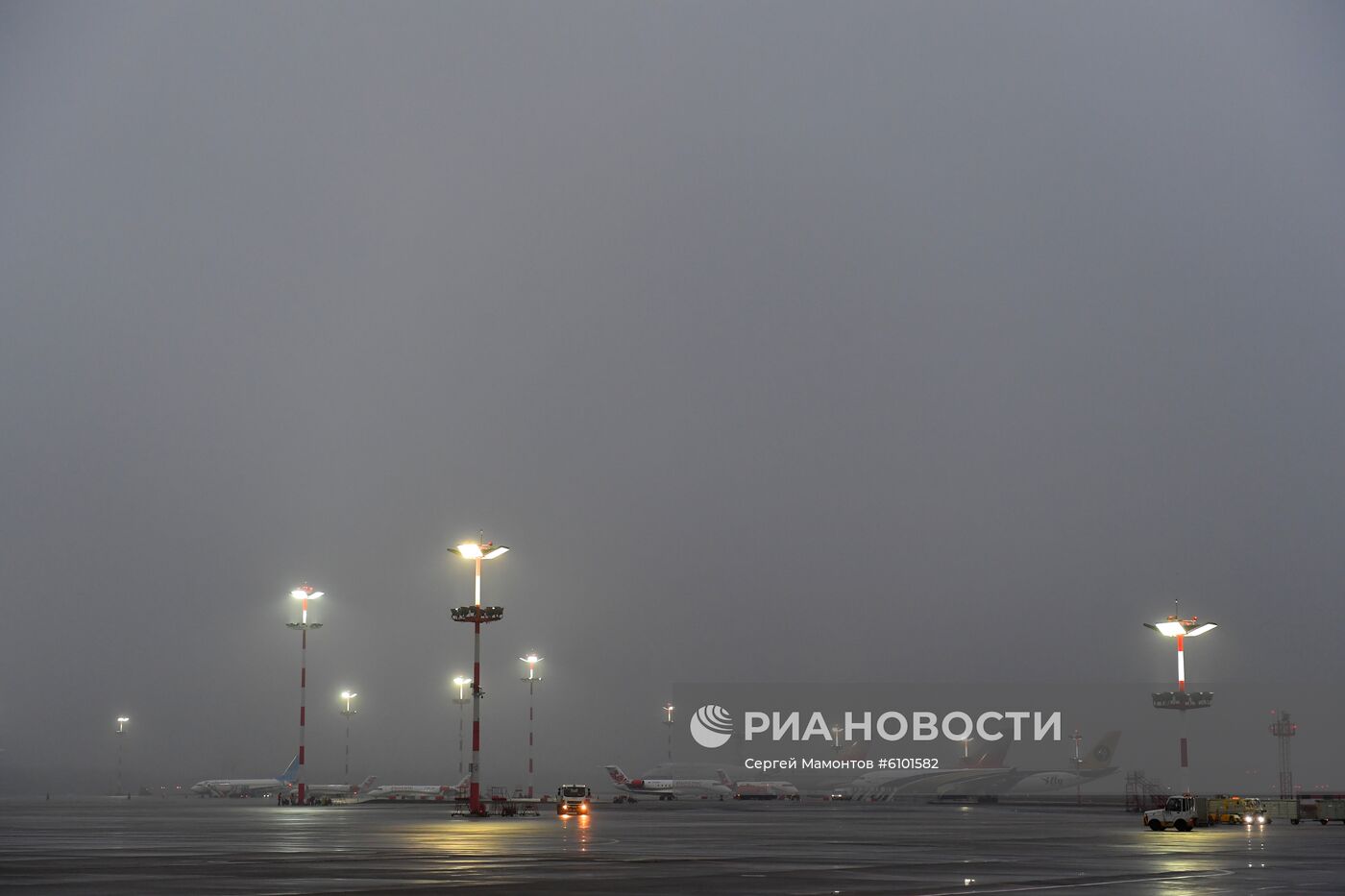 Самолеты в аэропорту Внуково 