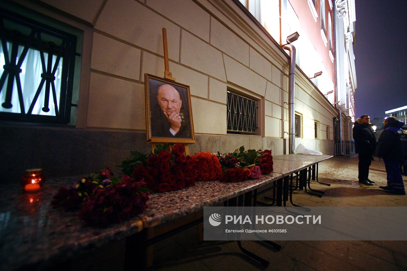 Цветы в память о Юрии Лужкове