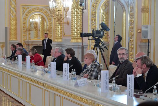 Президент РФ В. Путин провел заседание Совета по развитию гражданского общества и правам человека