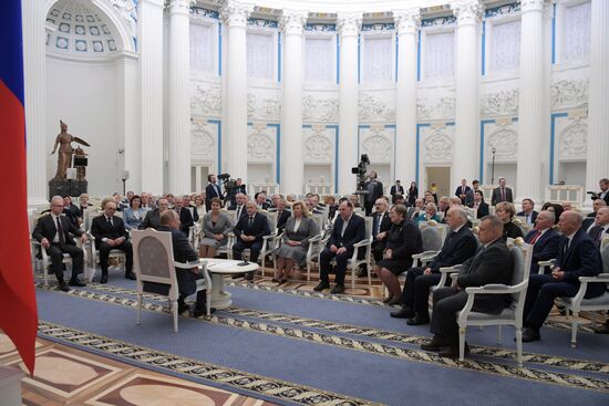 Президент РФ В. Путин встретился с региональными уполномоченными по правам человека